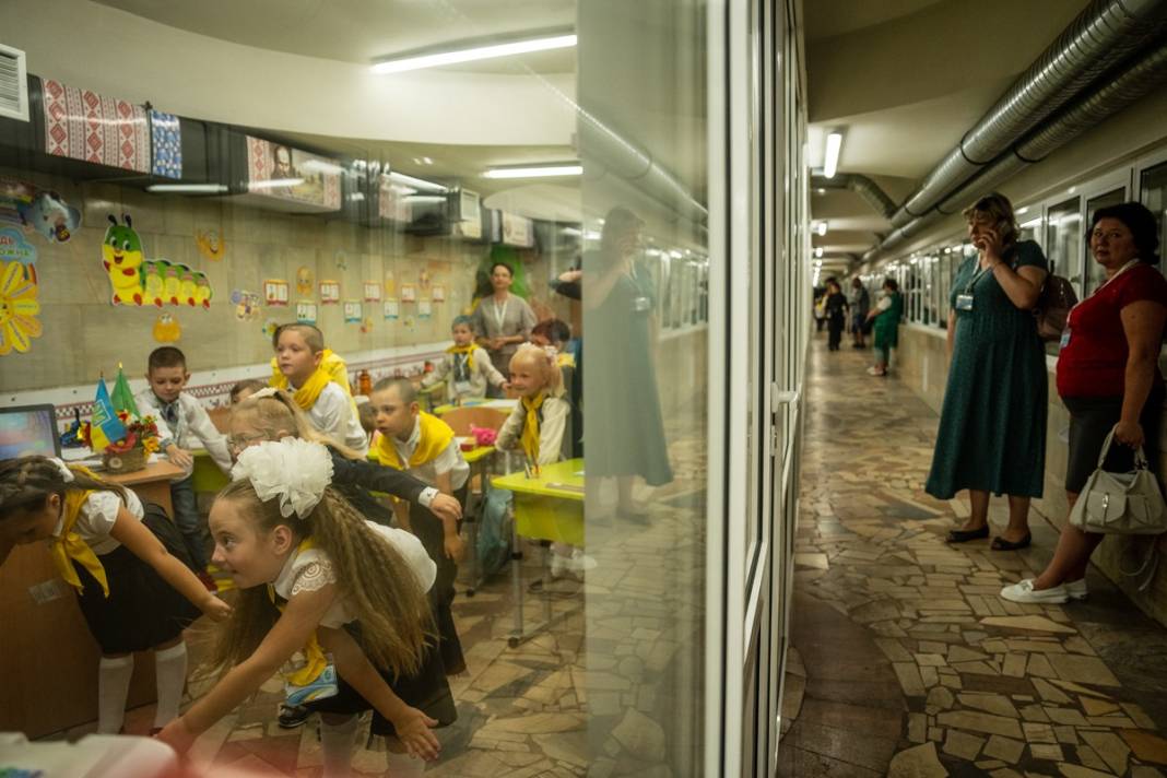 Füze saldırılarının gölgesinde yeni eğitim yılı: Ukrayna'da ilk ders zili metroda çaldı 19